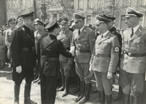 502575 Afbeelding van hoge Duitse militairen die ir. A.A. Mussert, leider van de Nationaal-Socialistische Beweging ...